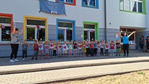Występ dzieci na terenie ogrodu przedszkolnego.