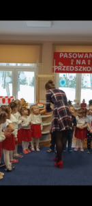 Dzieci podczas pasowania na przedszkolaka przez Panią dyrektor.